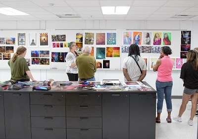 Associate Professor Emily Naff leads a discussion in a photo lab.